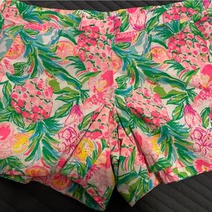 Lilly Pulitzer pull on shorts sz medium EUC